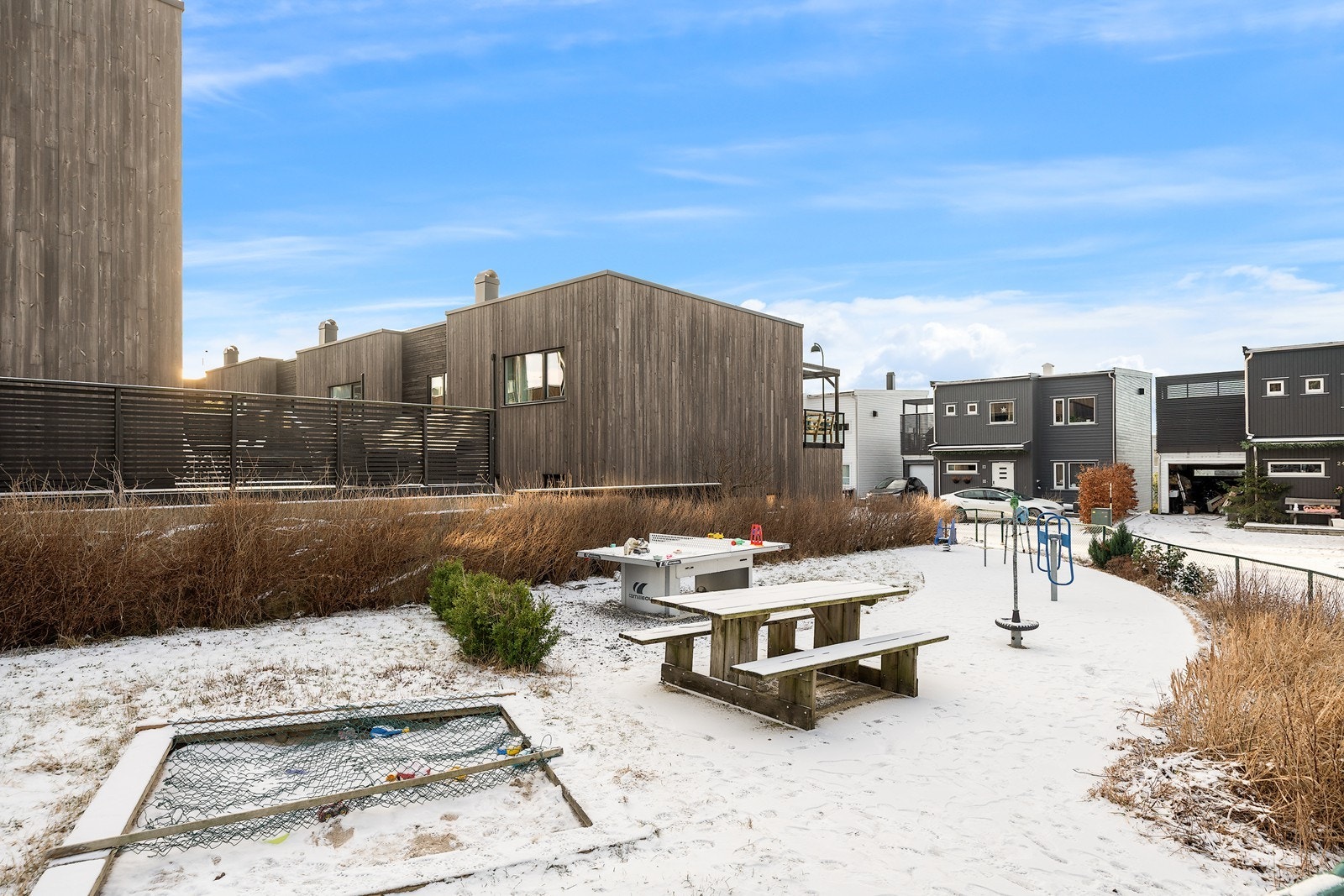 Som nærmeste nabo er det lekeplass for store og små Galleribilde