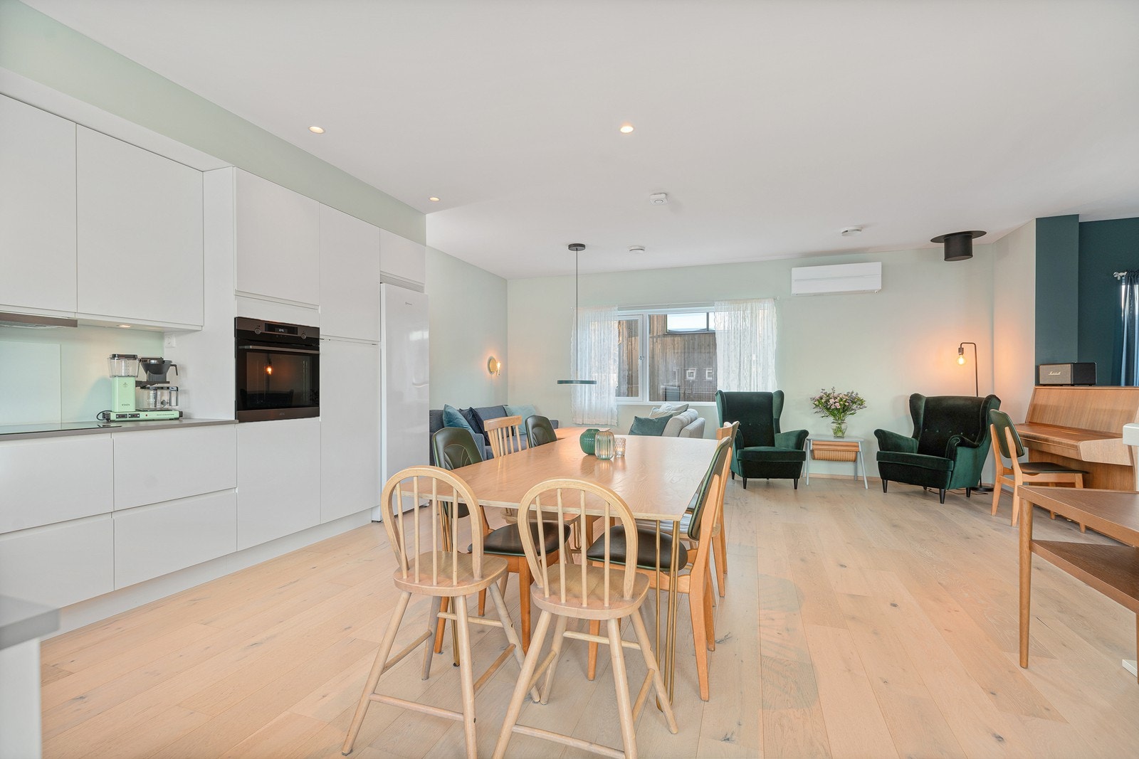 Den åpne løsningen gjør det mulig å møblere flere alternativer for sitte- og spisegrupper Galleribilde