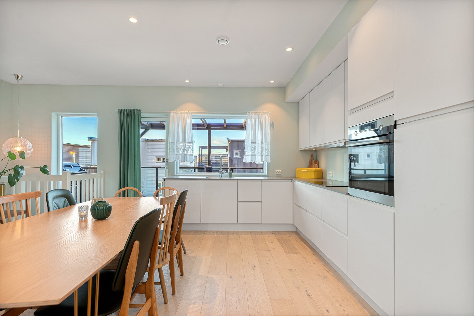 Kjøkkenet er tidløst og moderne med integrerte hvitevarer (utenom kjøleskap) Galleribilde