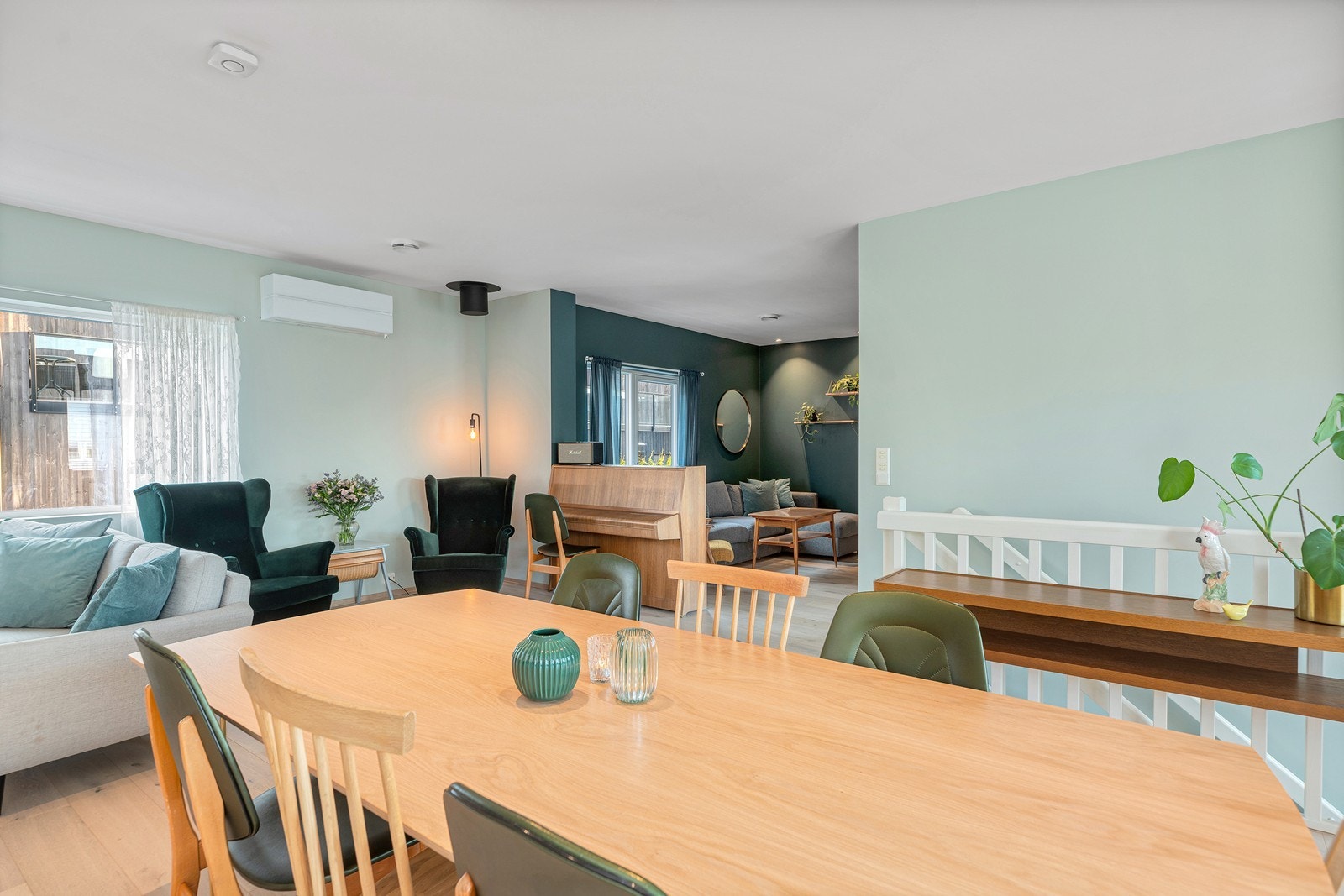 Det er montert varmepumpe som bidrar til ønsket inneklima - tilrettelagt for ildsted i hjørnet Galleribilde