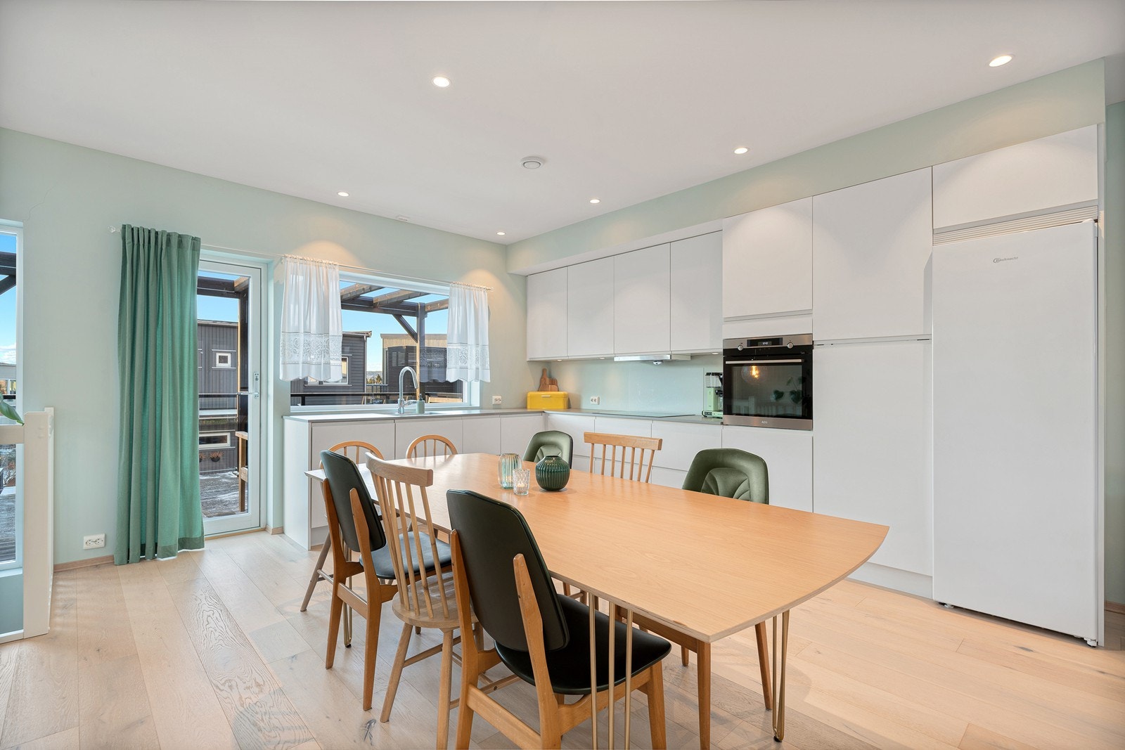 Hovedetasjen består av en delikat og lys åpen stue- og kjøkkenløsning i tillegg til soverom/tv-stue Galleribilde