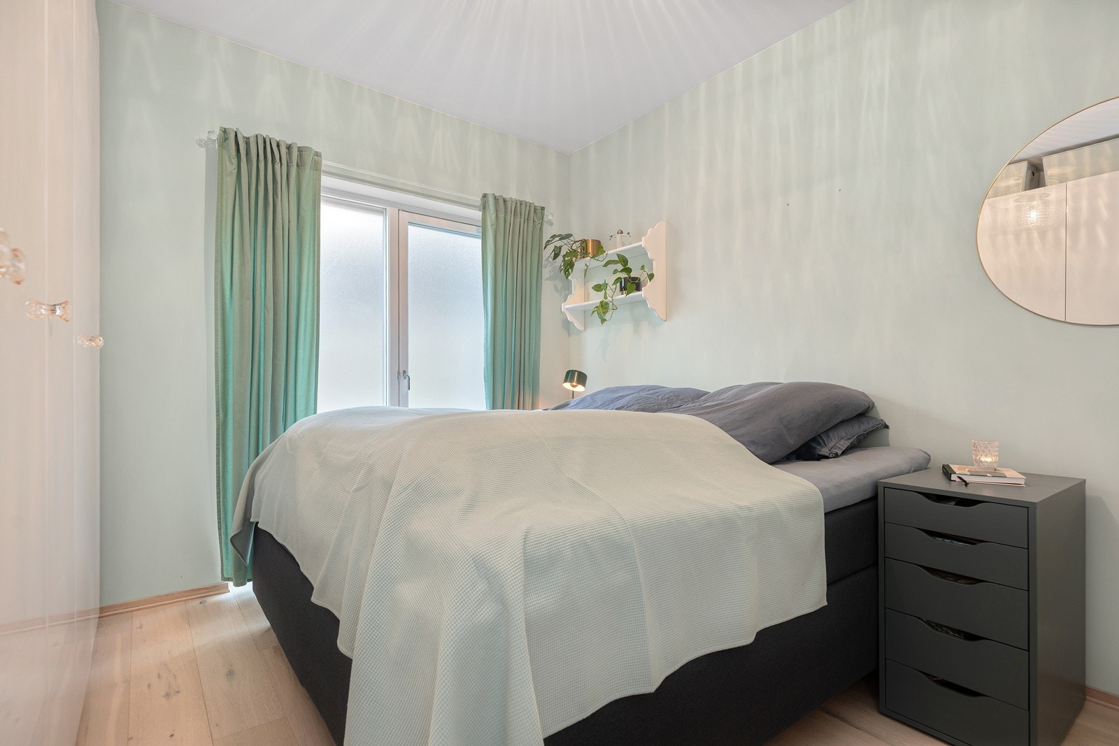 Det er 3 soverom i 1.etasje (Dette innredet som hovedsoverom) Galleribilde