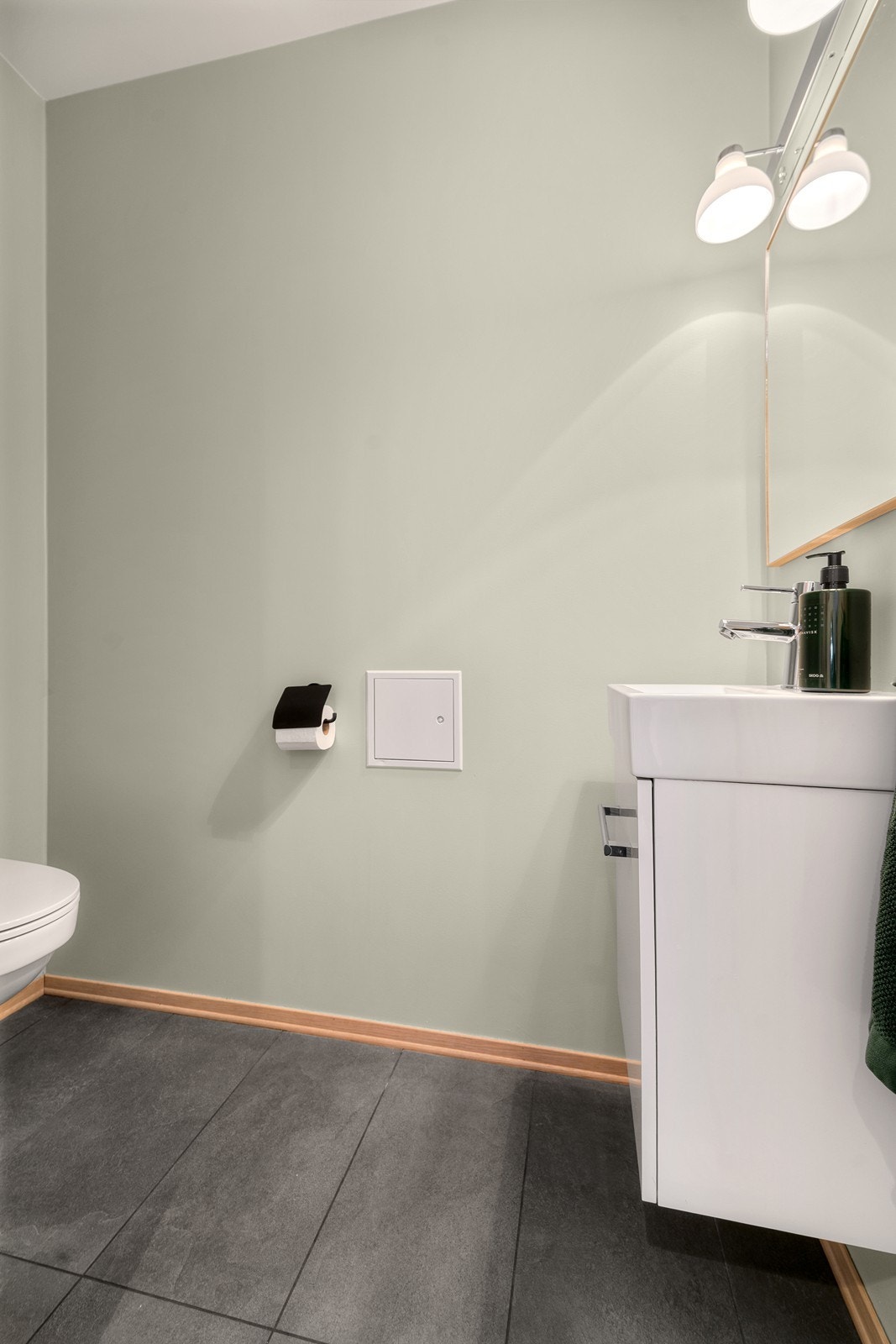 Gjestetoalett i tilknytning inngangspartiet malt i frisk grønnfarge Galleribilde