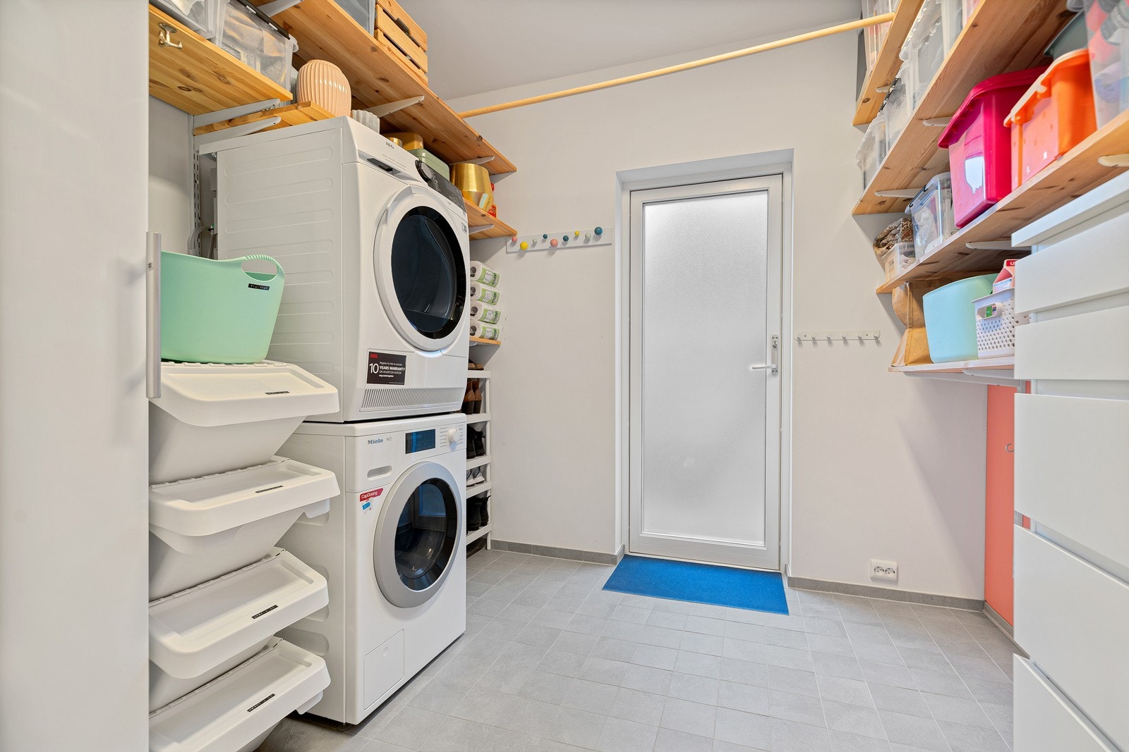 Praktisk vaskerom i tilknytning badet med inngang ut til uteområdet bak boligen Galleribilde