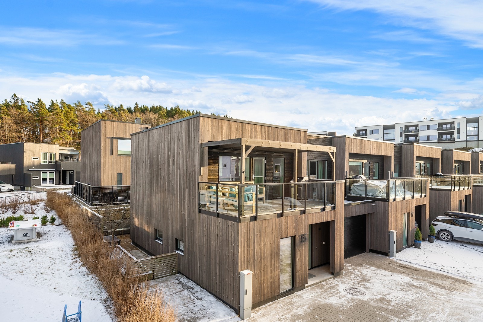 Utvendig er boligen kledd i tidløs, men moderne kledning og tomten er godt utnyttet Galleribilde