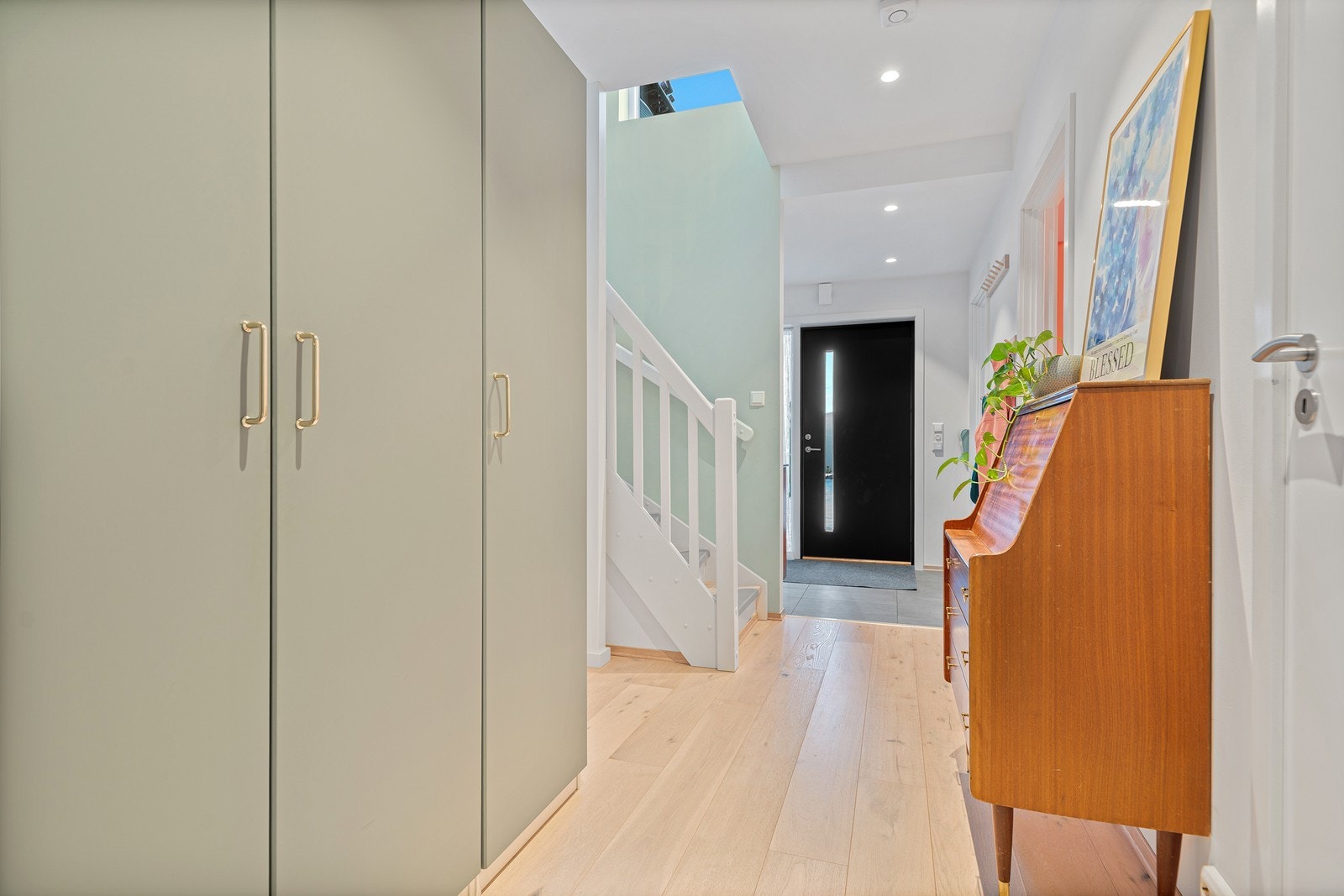 Gangen i 1.etasje knytter etasjen sammen der du kan ha flere alternativer for oppbevaring Galleribilde