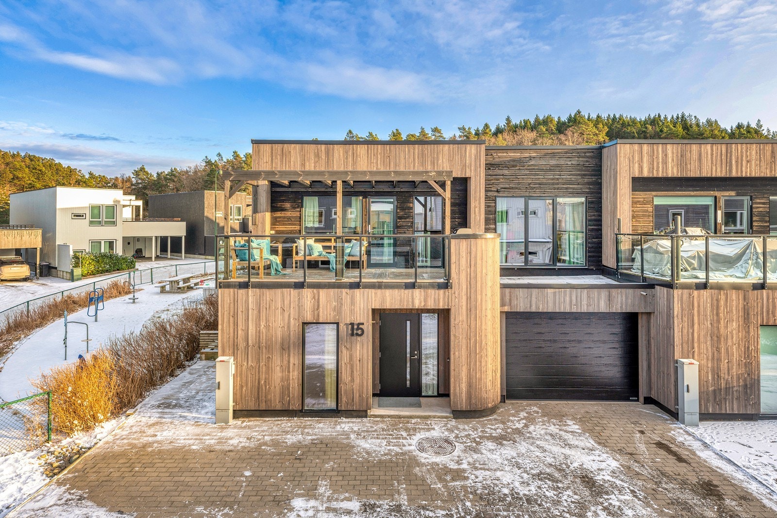 Rekkehuset har en moderne utførelse og er fordelt på 152 m² over to etasjer med garasje m/lader og god parkeringsplass i eget gårdsrom Galleribilde