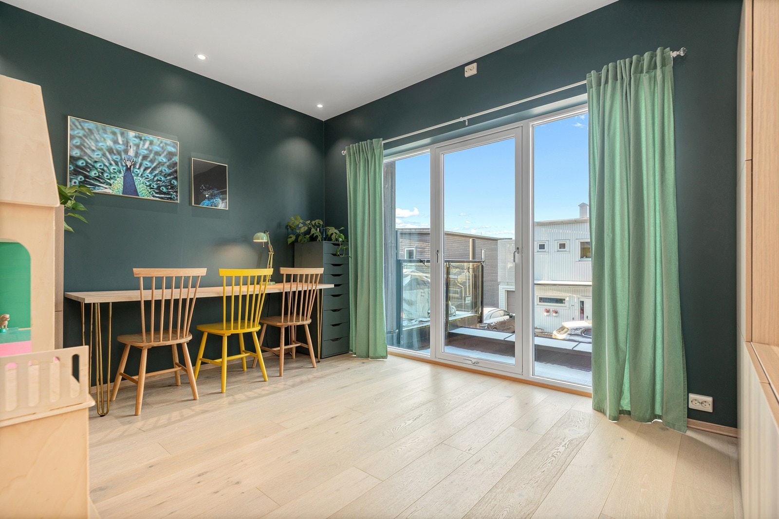 Soverom i hovedetasjen som også kan benyttes til tv-stue, lekerom eller spisestue - alt avheng av ditt behov Galleribilde