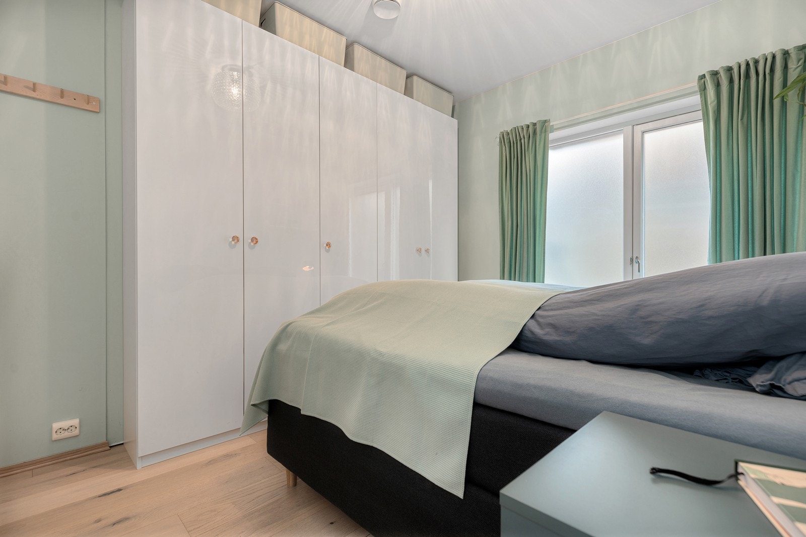 Her er det plass til garderobeskap, dobbeltseng og nattbord Galleribilde