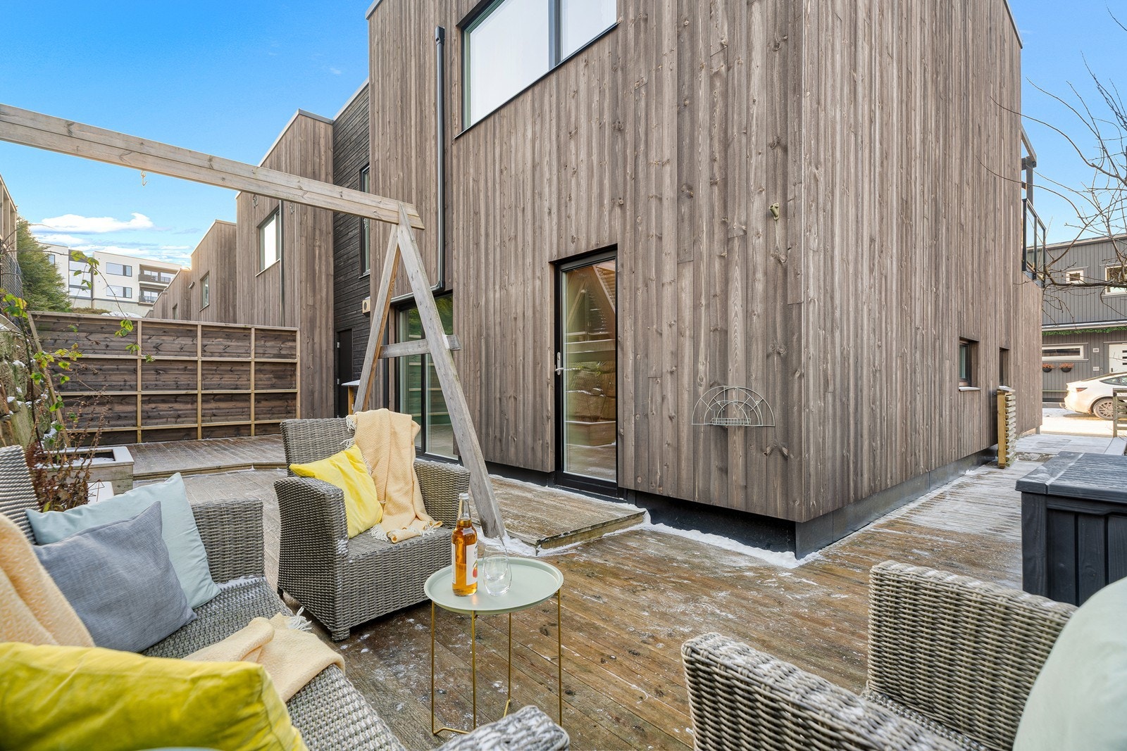 På baksiden av boligen er det en stor terrasse med god plass til utemøbler Galleribilde