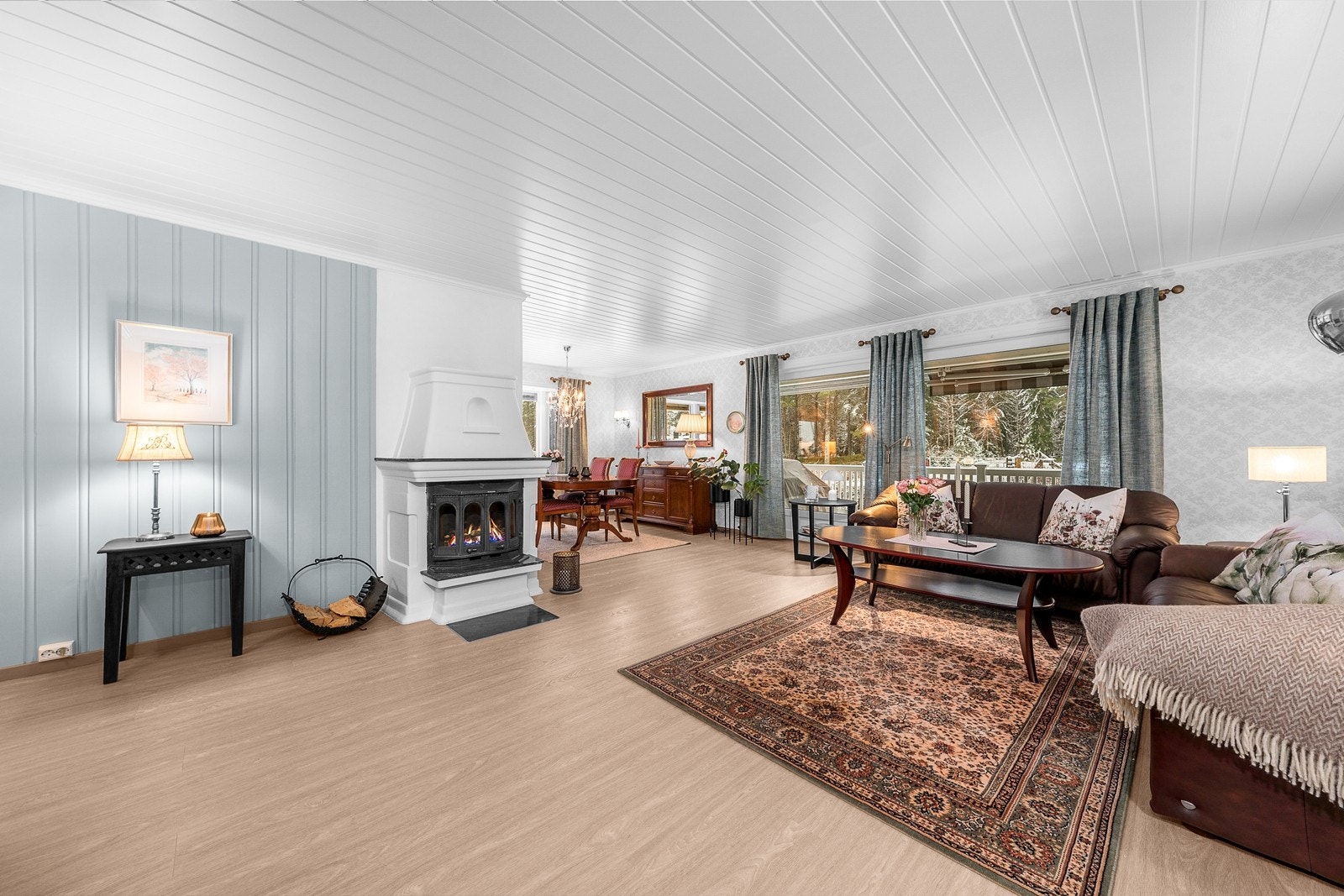 Stor og lys stue med god plass og direkte utgang til skjermet terrasse. Galleribilde