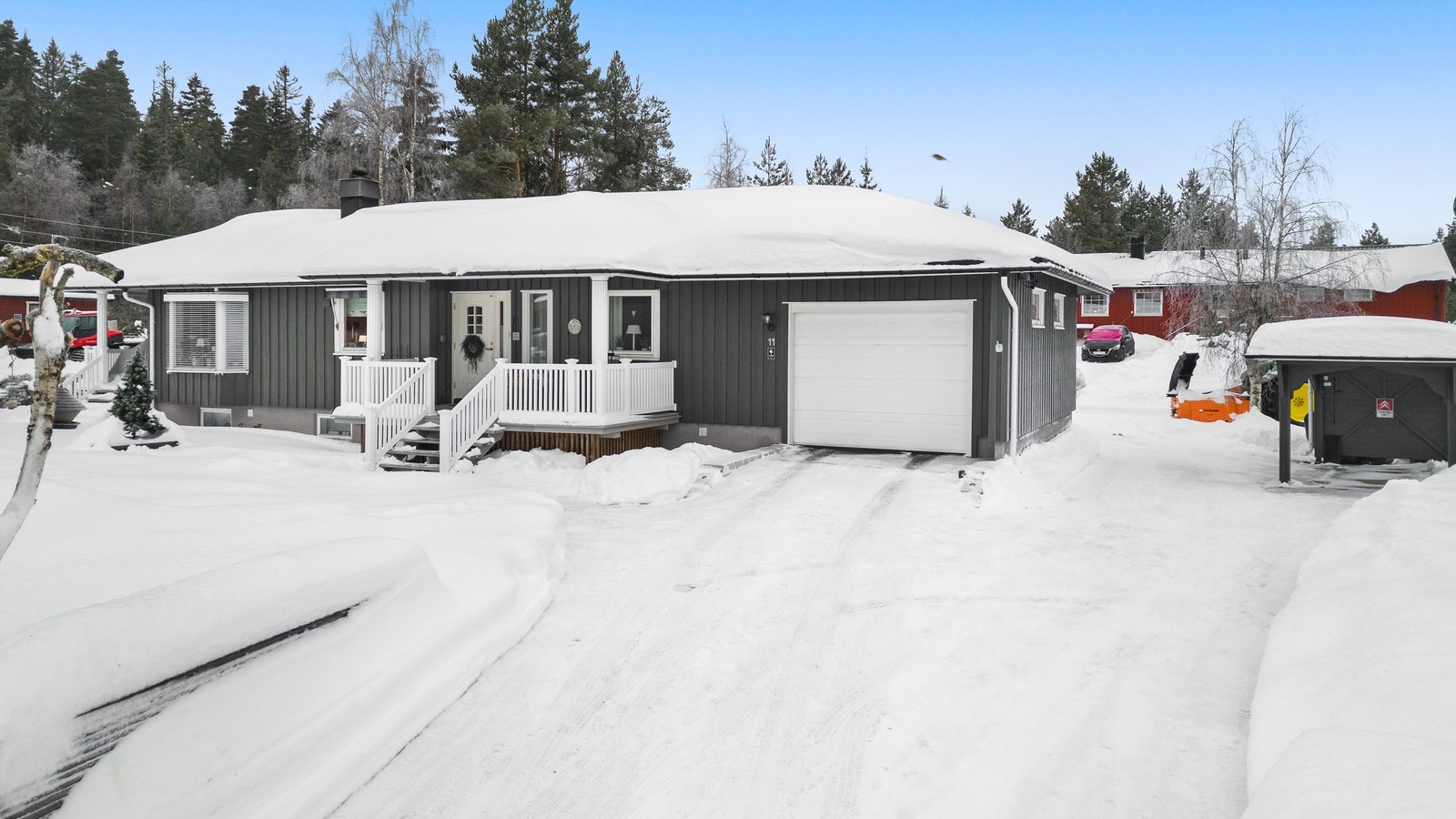 Parkering i integrert garasje og i carport. Asfaltert gårdsplass og belegningsstein i forkant av inngangsparti. Galleribilde