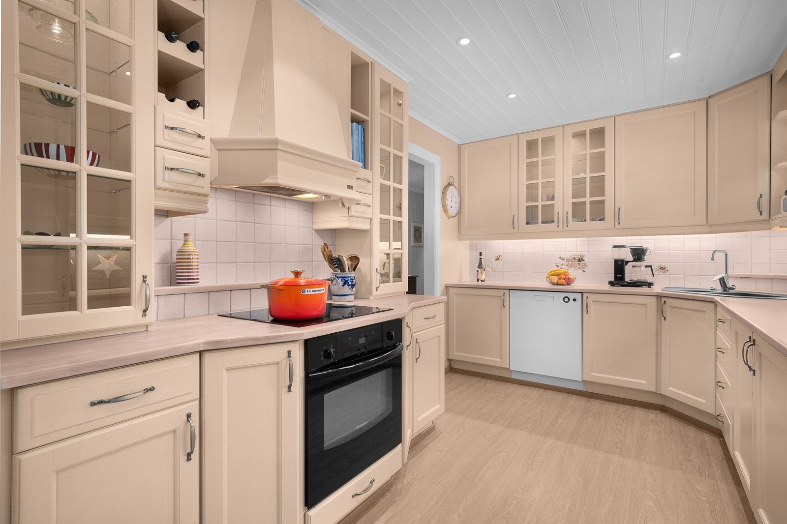 Kjøkkeninnredning fra Huseby, her er det godt med skap- og benkeplass. Galleribilde