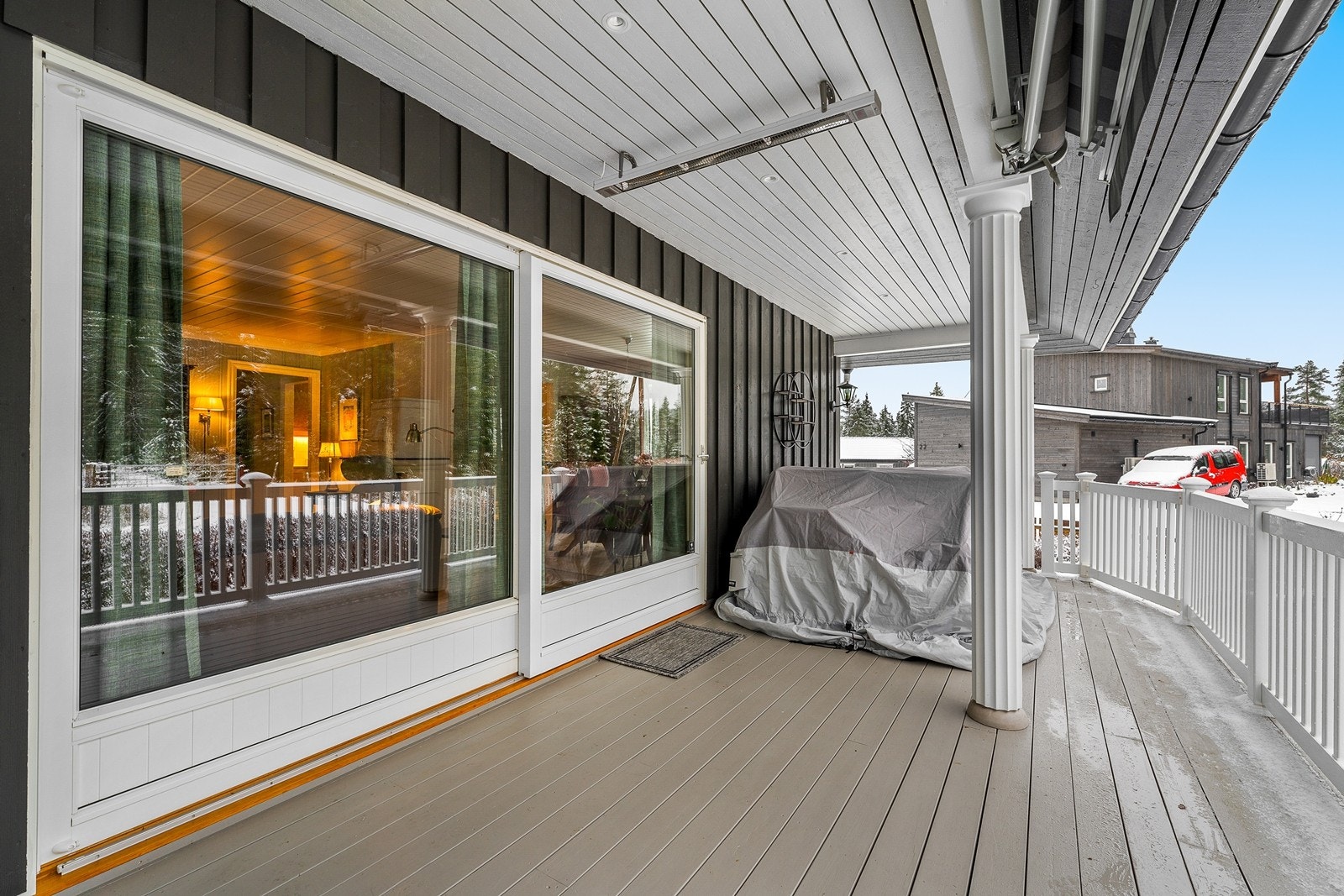 Overbygd terrasse med markise, varmelampe og spotter. Galleribilde