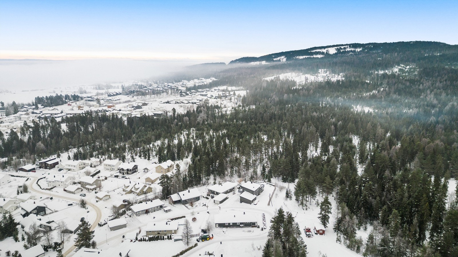 Boligen har en meget god beliggenhet øverst på feltet med skogen som nabo. Her har du tur- og rekreasjonsmuligheter rett utenfor døren sommer som vinter. Galleribilde