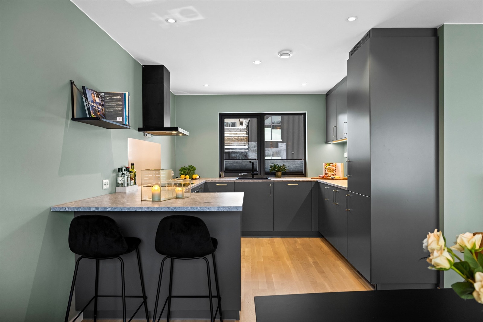 Lekkert og påkostet kjøkken fra Drømmekjøkkenet med smakfulle detaljer og integrerte hvitevarer. Det er varme i gulv på kjøkken og stue. Galleribilde