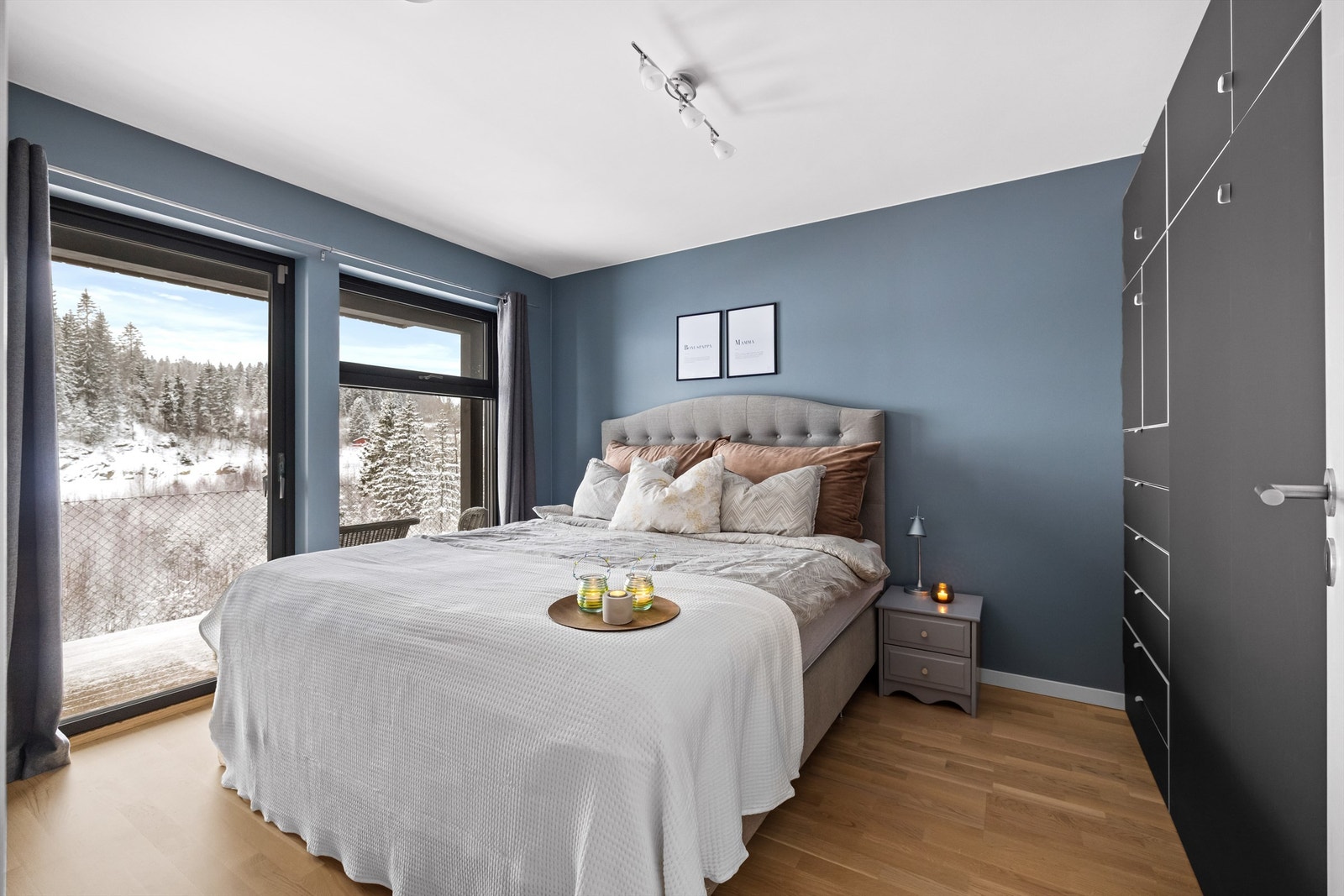 Hovedsoverom med store vindusflater - Utgang til markterrasse og uteområde Galleribilde