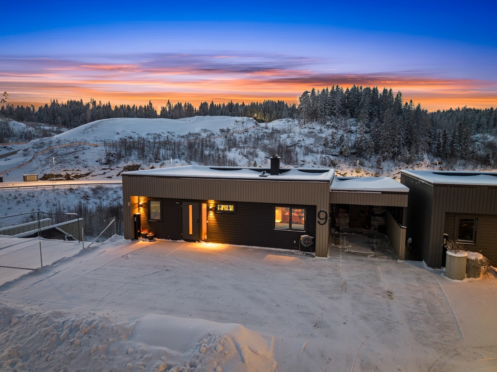 Høgåstoppen 9 - Gode parkeringsmuligheter i carport og på gårdsplass Galleribilde