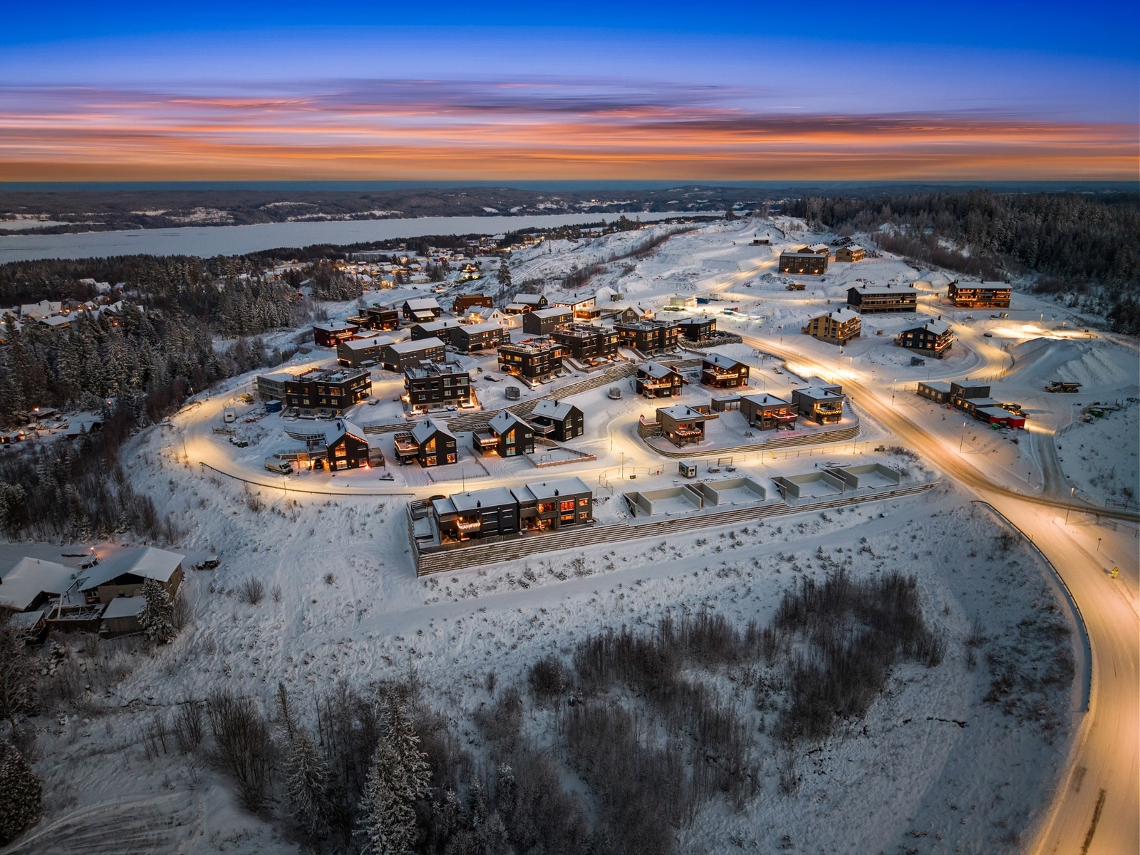 Oversiktsbilde over Høgåstoppen. Øyeren i bakgrunn Galleribilde