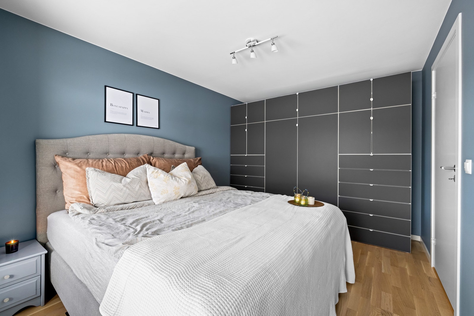 Stort og romslig hovedsoverom med garderobeløsning og god plass til stor dobbeltseng Galleribilde