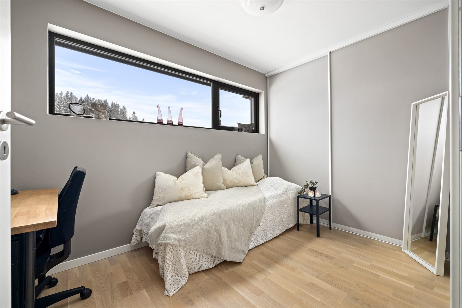 Soverom/ kontor hvor det er montert opp skyvedørsgarderobe. Utvendig screens for behagelig temperatur på varme dager Galleribilde