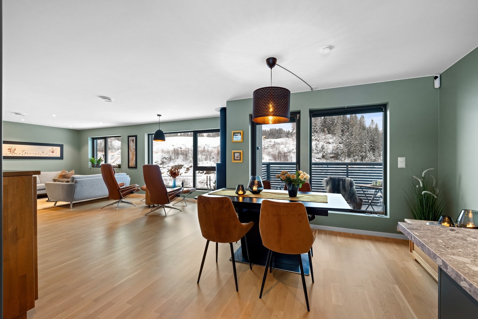 Store vindusflater som gir rikelig med dagslys inn! Det er montert utvendige screens og innvendige plissegardiner som gir behagelig inneklima på sommeren. Galleribilde