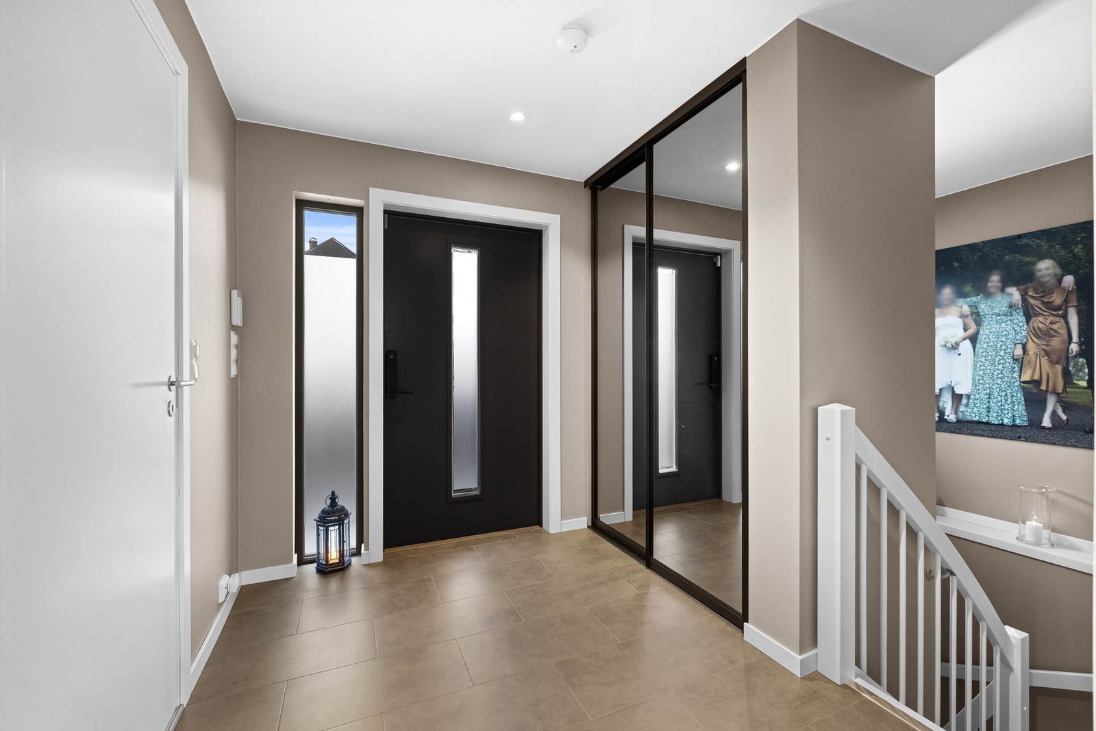 Velkommen inn! Her er det satt inn skyvedørsgarderobe som passer godt inn. Varme i gulv. Galleribilde