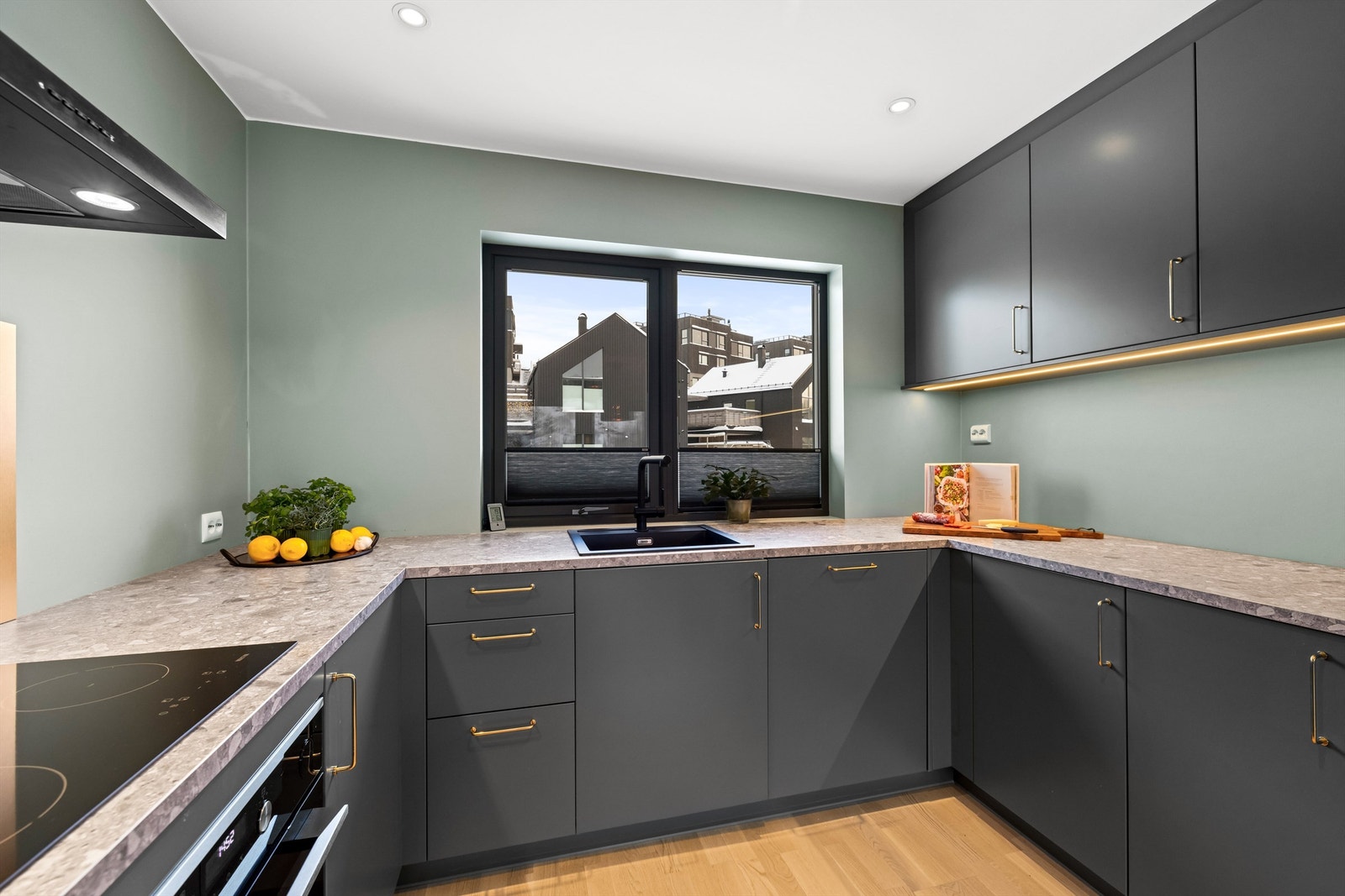 Gjennomførte løsninger og fargevalg - Det er montert plissegardin som kan tas opp og ned i begge retninger Galleribilde