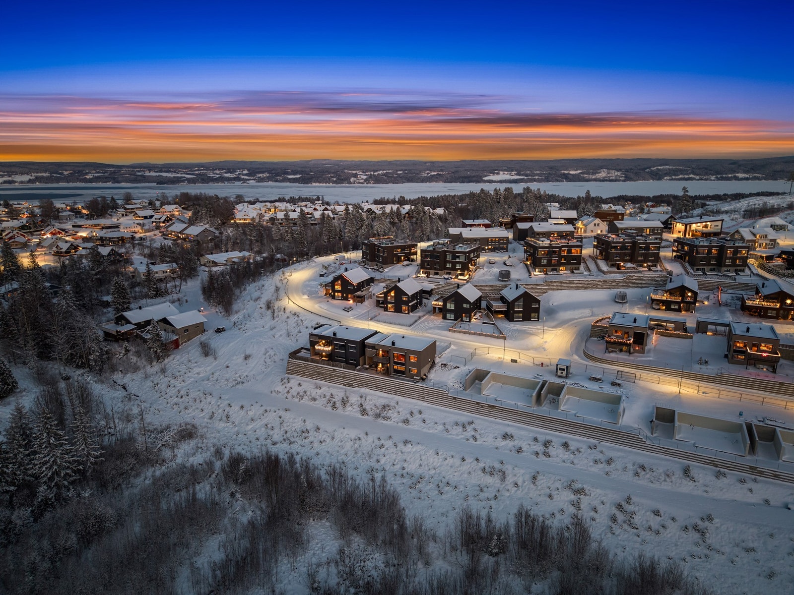 Oversiktsbilde over Høgåstoppen. Øyeren i bakgrunn Galleribilde