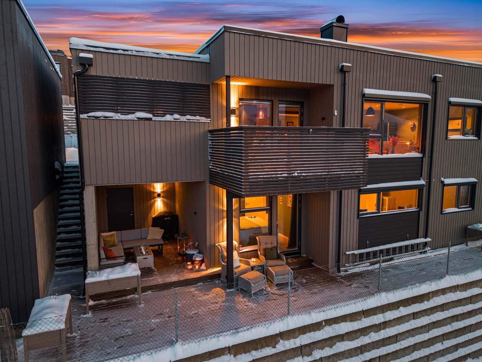 Trapp på siden av huset som fører opp til gårdsplassen Galleribilde