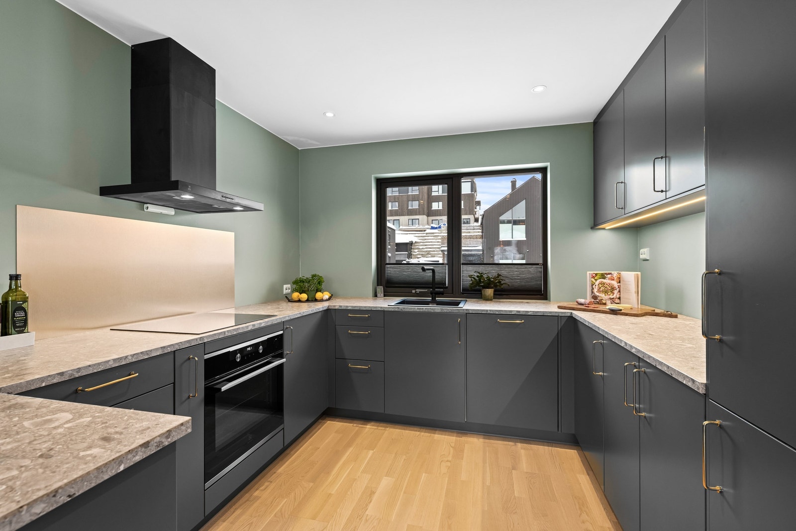 Det er rikelig med skap og benkeplass på kjøkkenet - Perfekt til de som elsker og lage mat Galleribilde