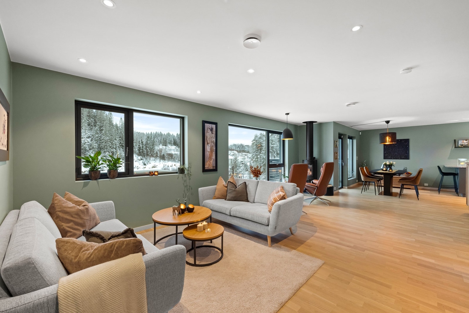 Stor og romslig stue som enkelt kan deles opp om man trenger flere soverom. Galleribilde