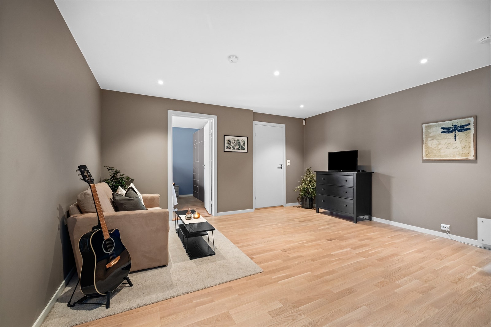 Stue nummer 2 finner vi i underetasjen - Her kan man la barna boltre seg med lek og spill Galleribilde