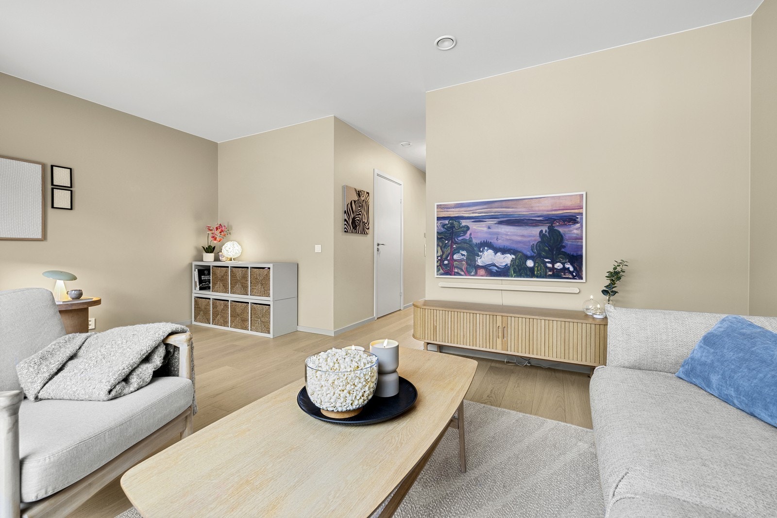 Det er god plass til sittegruppe og direkte utgang til en markterrasse som oppleves som en forlengelse av rommet i sommerhalvåret. Galleribilde