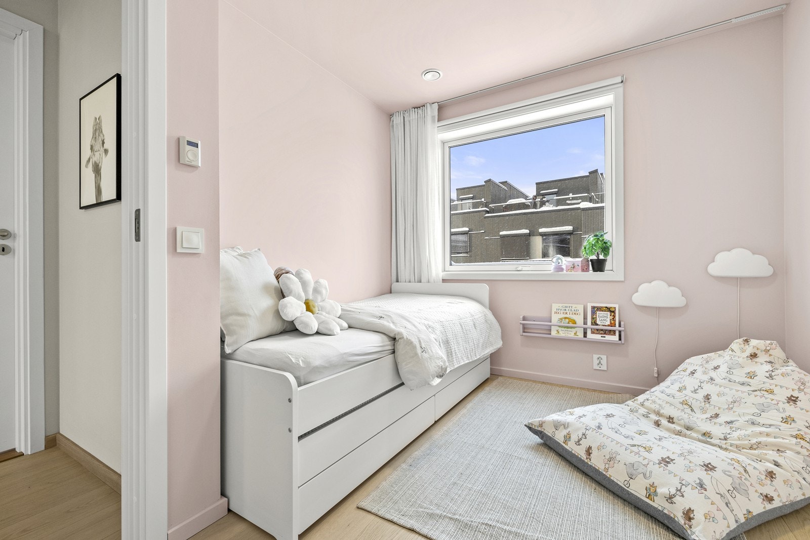 To lyse soverom begge møblert og benyttet som barnerom. Galleribilde