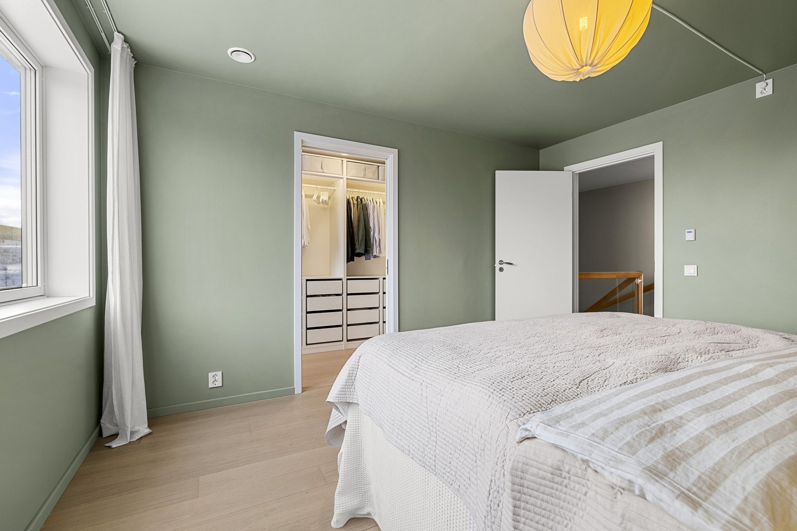 Soverommet har plass til dobbeltseng og tilhørende nattbord, samt ytterligere møblement. Galleribilde