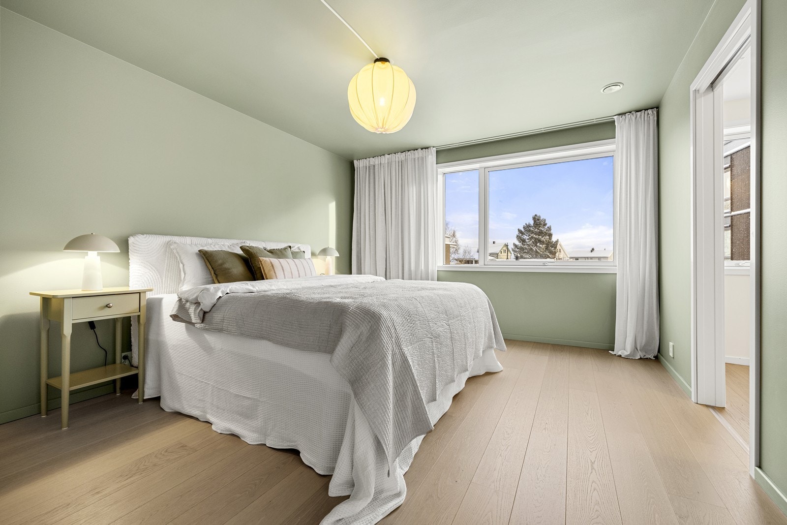 Hovedsoverom av svært god størrelse og med tilgang til walk-in garderobe. Galleribilde