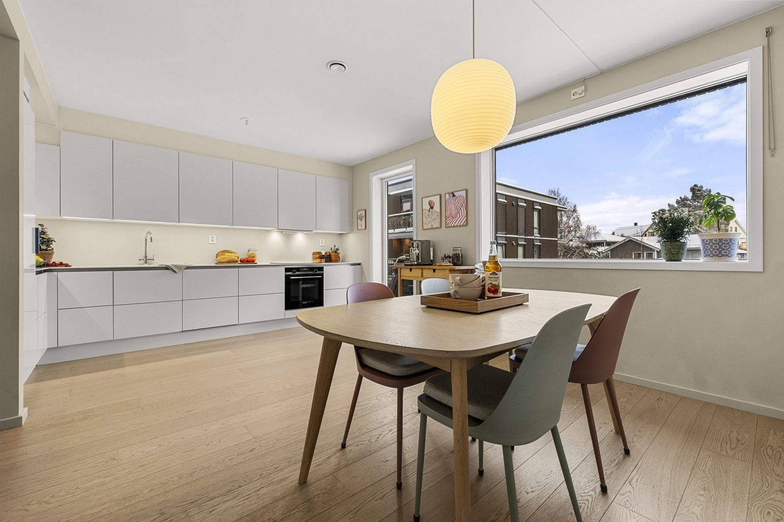 Malte overflater og parkett på gulv. Galleribilde