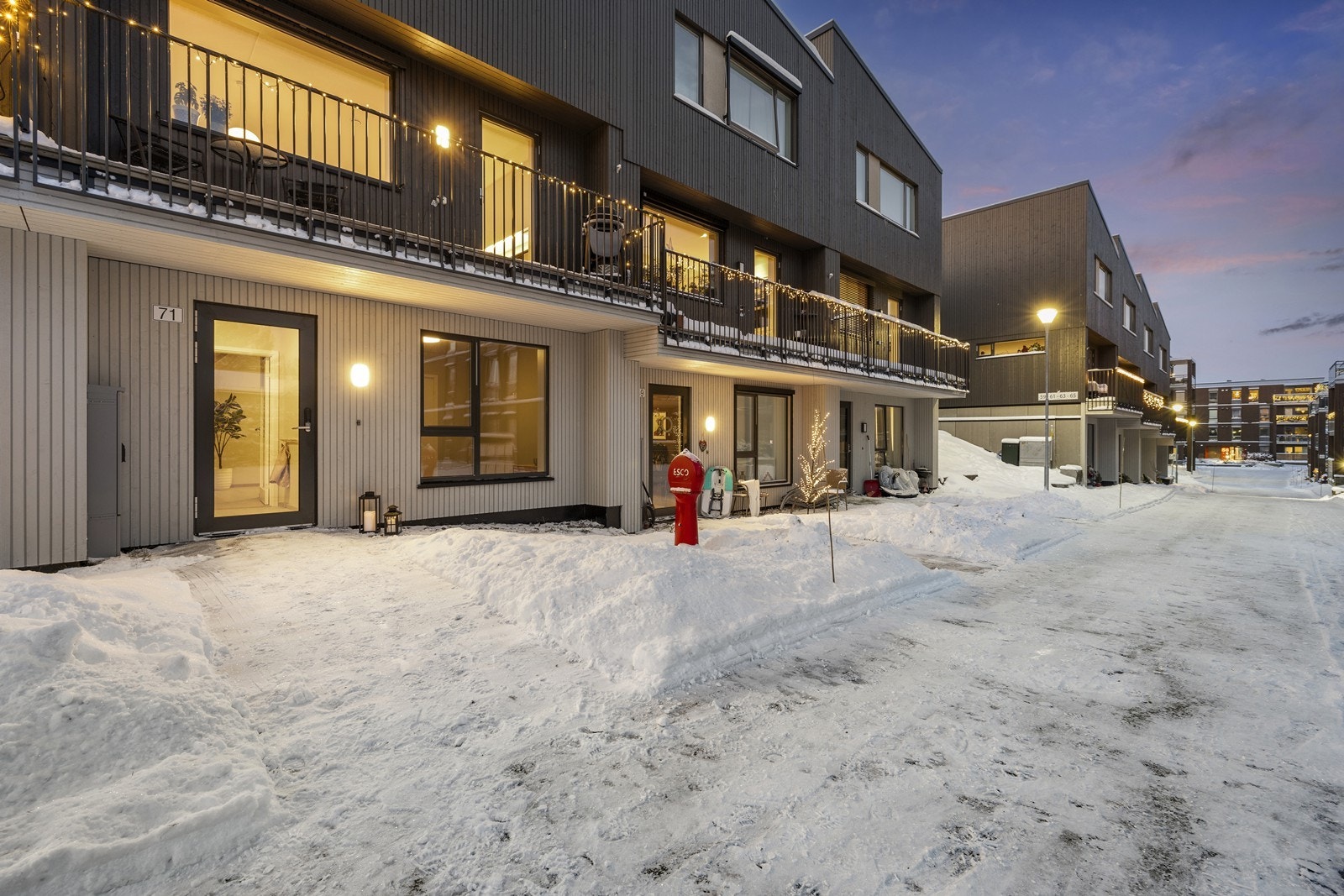 Enkel adkomst via inngang i underetasjen med kort avstand til parkering. Galleribilde