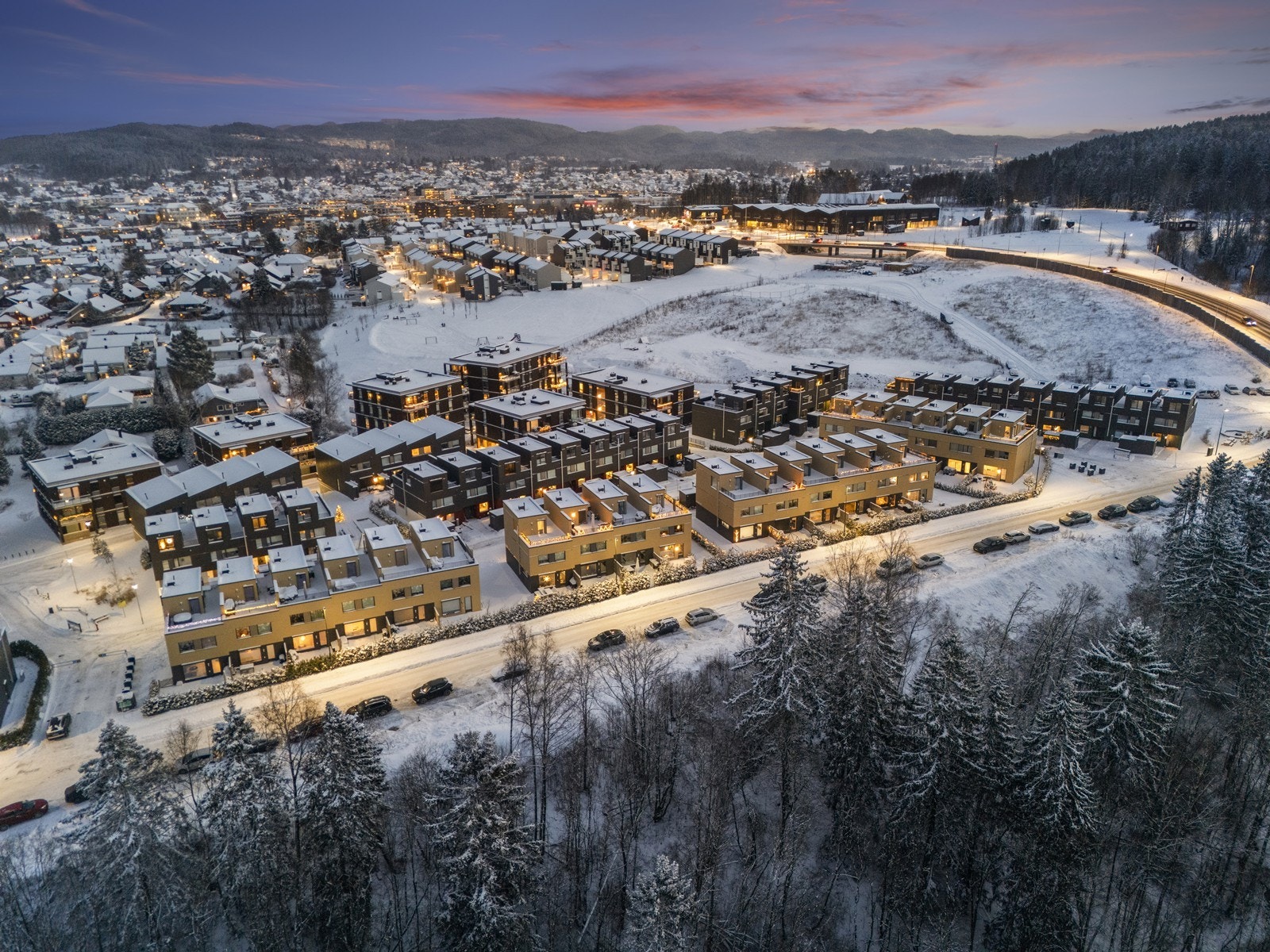 Eiendommen ligger i et etablert og familievennlig nabolag med kort vei til skoler, barnehager og Strømmen stasjon. Galleribilde