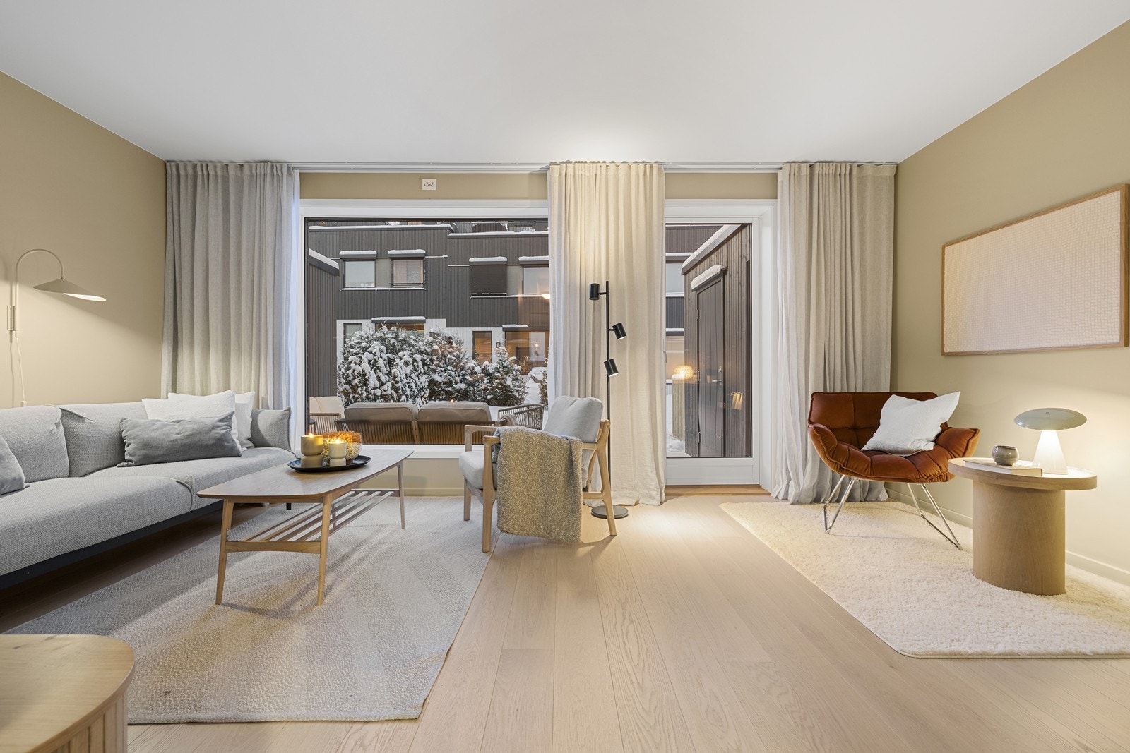 Gjennomgående 1-stavs eikeparkett og store vindusflater skaper en lys og innbydende atmosfære og her kan det møbleres på ulike måter. Galleribilde