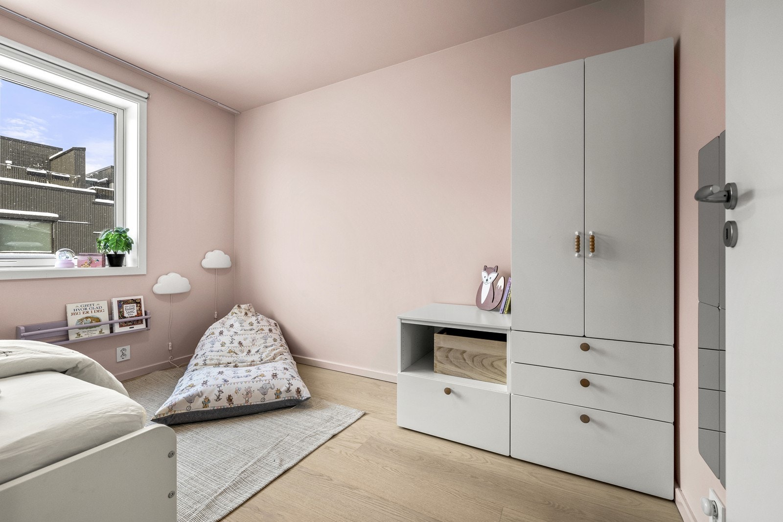 Rommene har 1-stavs eikeparkett og malte vegger i behagelige fargetoner. Galleribilde