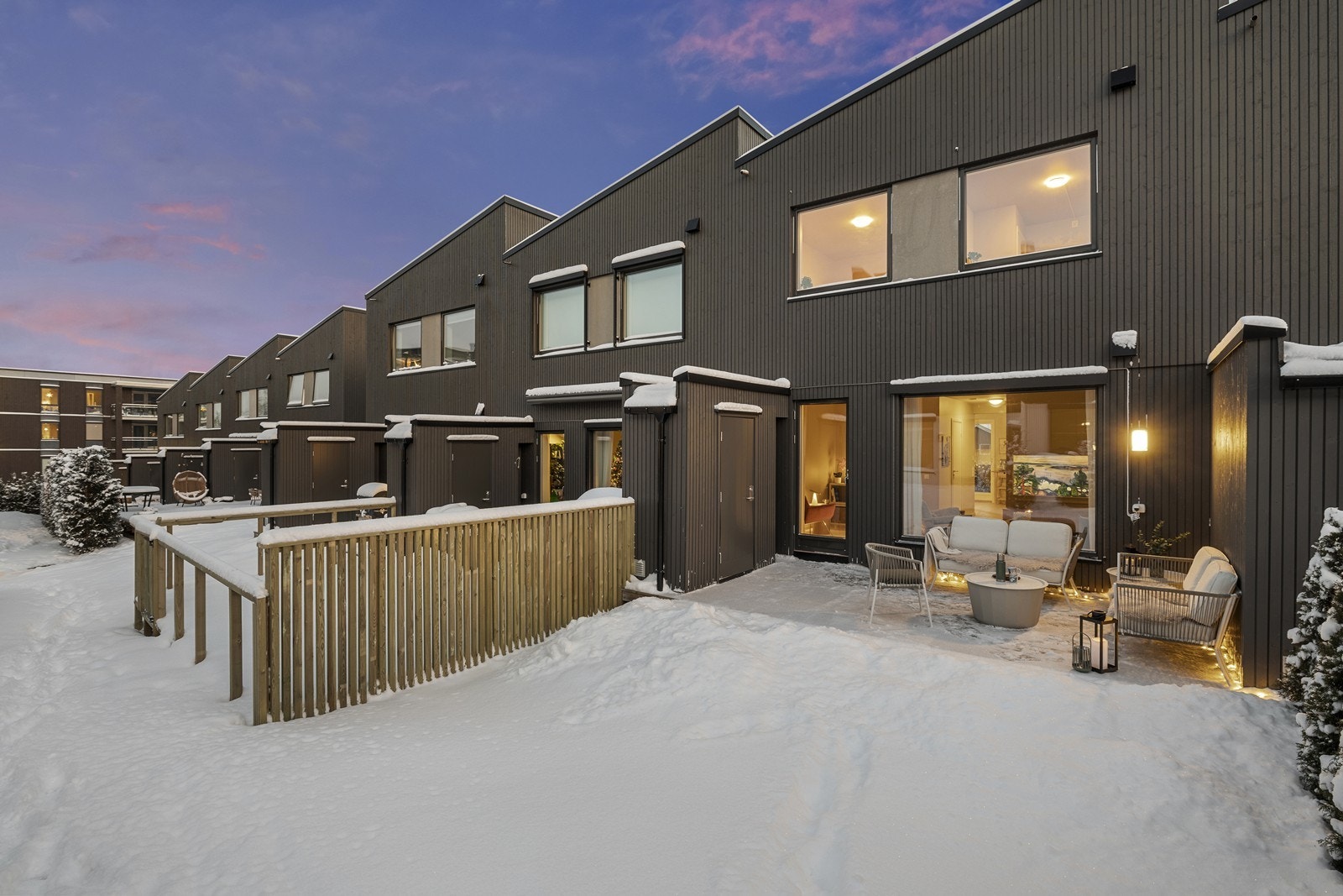 Moderne fasade med tilgang til utebod på 2 m². Galleribilde