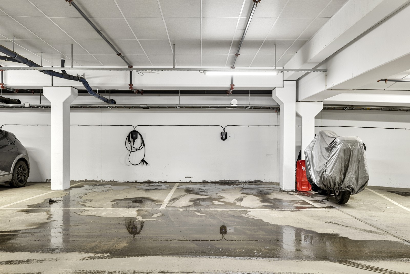 Det medfølger fast parkeringsplass i felles garasjeanlegg. Galleribilde