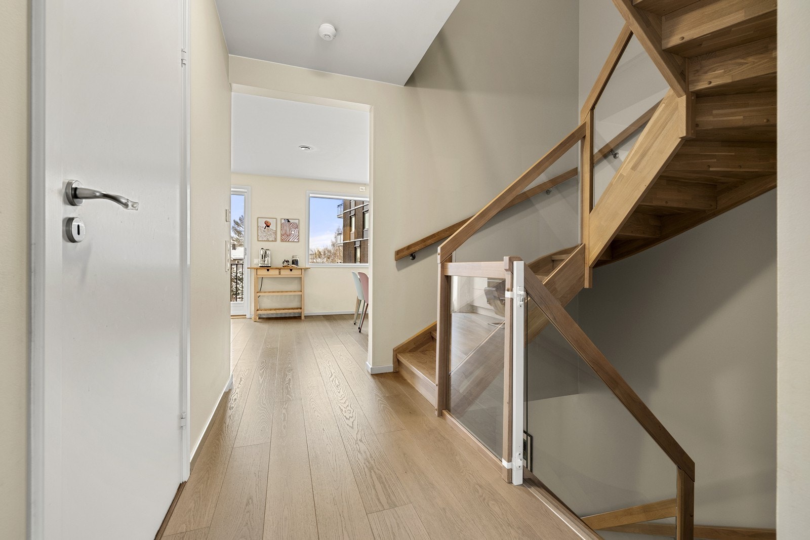 Trapperom som tar deg til både under- og 2. etasje. Trappen er tilvalg og en stor påkostning. Galleribilde