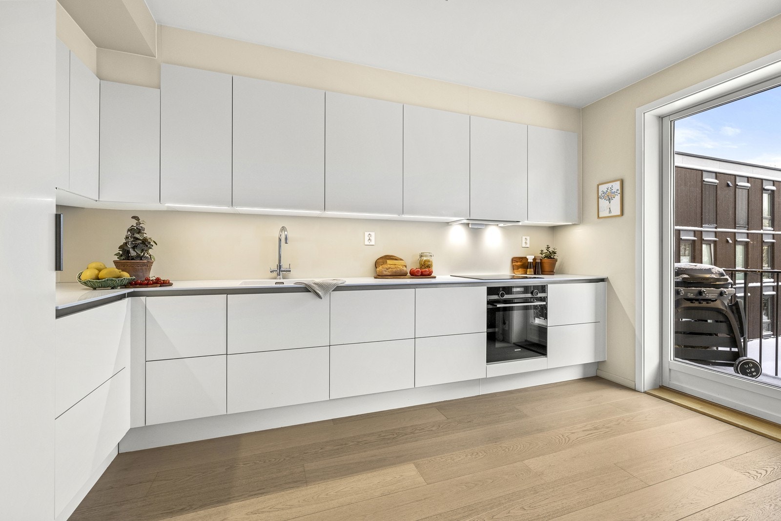 Alle hvitevarer som stekeovn, koketopp, oppvaskmaskin og kjøleskap er integrerte. Galleribilde