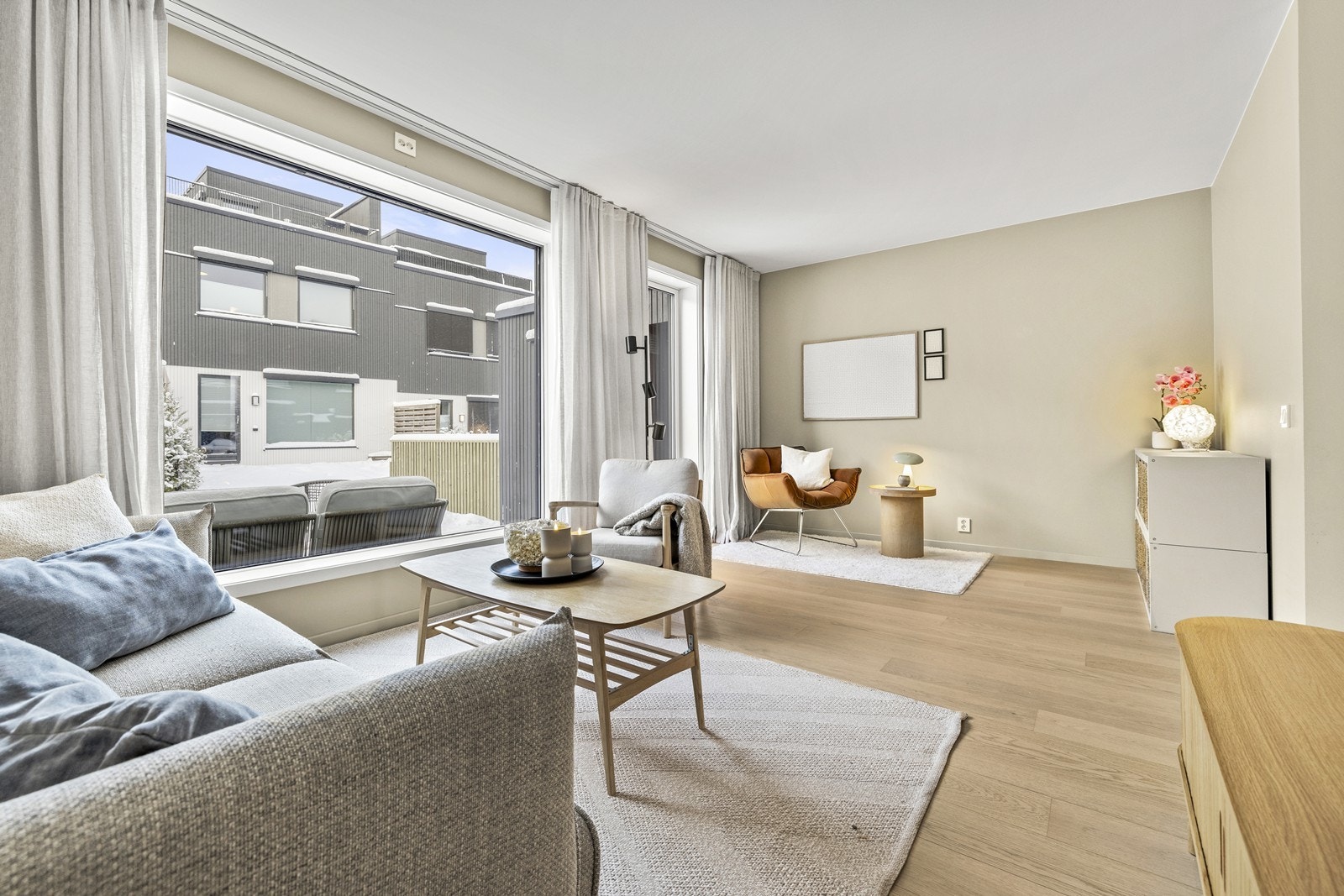 Første etasje er boligens sosiale hjerte, med en åpen løsning mellom stue og kjøkken. Galleribilde