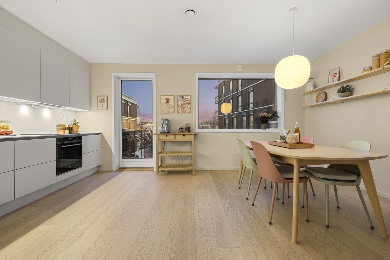 Her er det mye skap- og benkeplass, samt mulighet for spisebord hvor hele familien kan samles. Galleribilde