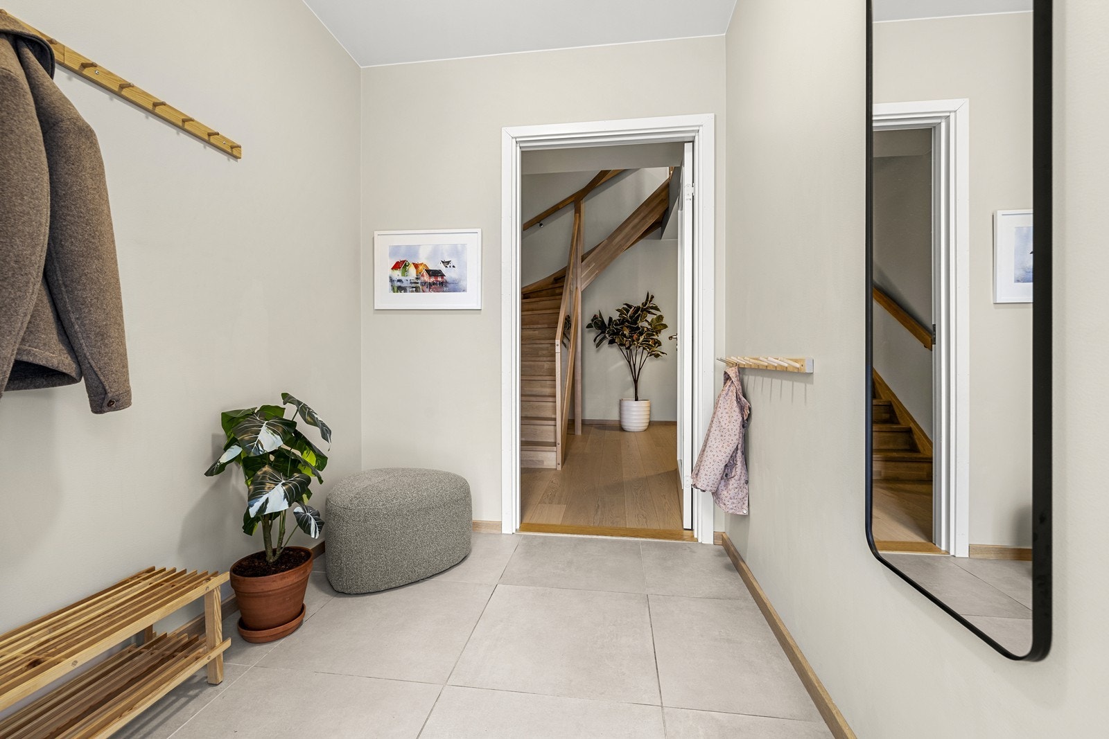 Mulighet for oppheng av yttertøy og plassering av sko. Galleribilde