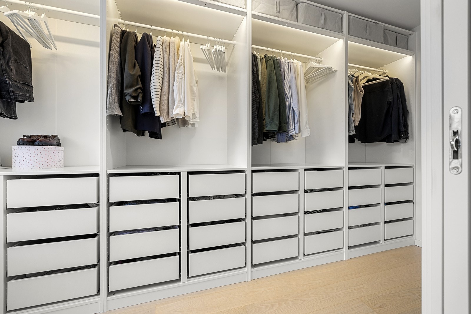 Walk-in garderoben er innredet med Ikea pax-garderober og gir plass til alt av klær og utstyr. Galleribilde